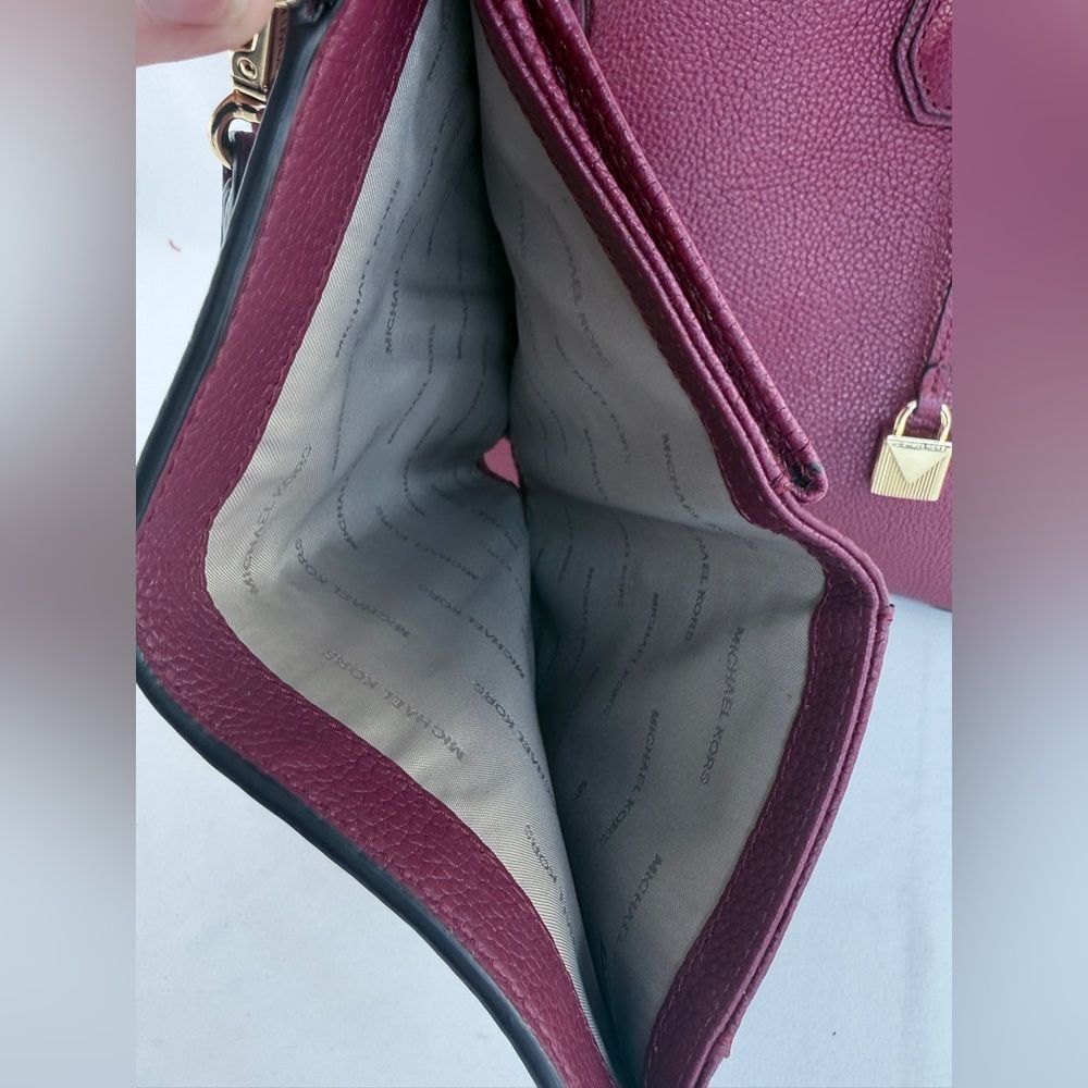 Michael Kors Mercer large pebbled leather tote bag in burgundy Wallet Set - Picture 13 of 16